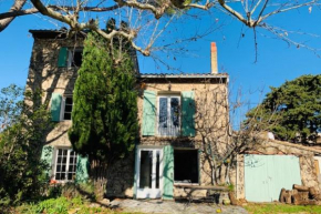 Stone house in Isle-sur-la-Sorgue